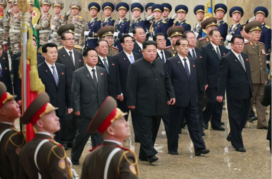김정은 북한 국무위원장이 김정일 국방위원장의 8주기를 맞아 금수산태양궁전을 참배했다고 조선중앙TV가 17일 보도했다. 앞줄 왼쪽부터 김재룡 내각총리, 최룡해 국무위원회 제1부위원장, 김정은, 박봉주 국무위원회 부위원장, 리만건 노동당 부위원장. <연합뉴스>
